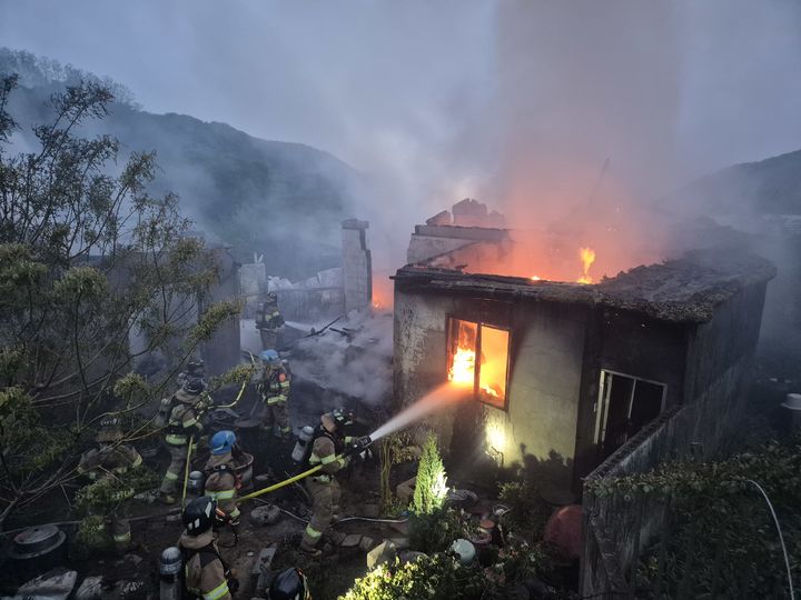 [대구=뉴시스] 28일 오전 4시58분께 대구 달성군 화원읍 마비정벽화마을 한 단독주택에서 화재가 발생했다. (사진=대구소방안전본부 제공) 2026.04.28. photo@newsis.com *재판매 및 DB 금지