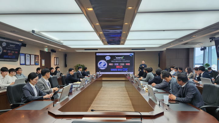 [세종=뉴시스] 한국남부발전은 전날(27일) 부산 본사 비전룸에서 전사 환경화학 부서장 및 담당자 40여명이 참석한 가운데 '안전 ON·청렴 UP 환경화학 리더십 워크숍'을 개최했다고 28일 밝혔다. (사진=남부발전 제공) 2026.04.28. photo@newsis.com *재판매 및 DB 금지