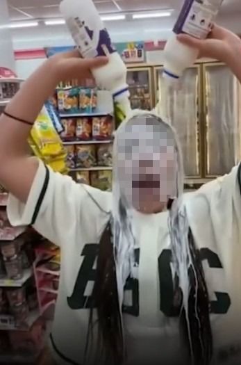 [서울=뉴시스] 태국의 한 편의점에서 외국인 관광객이 판매용 간식과 우유를 자신의 몸에 쏟아붓고 있다. (사진=인스타그램 캡처) *재판매 및 DB 금지