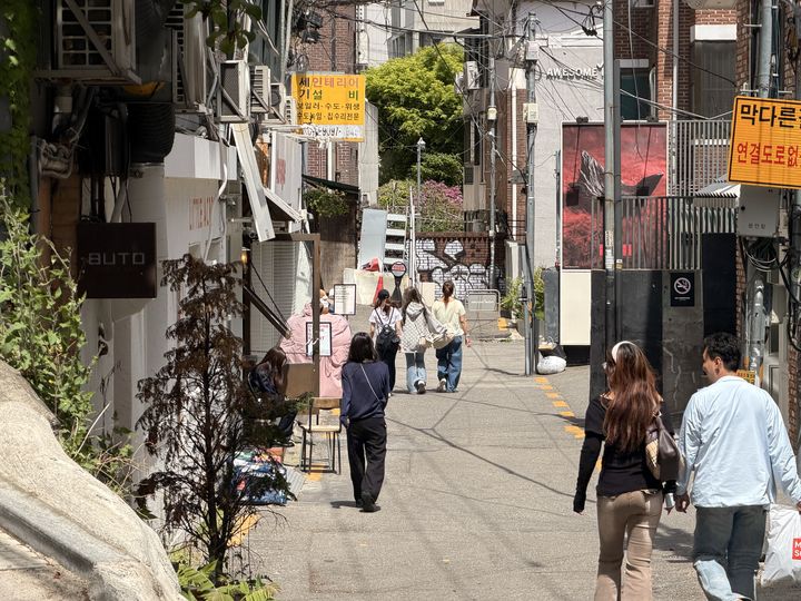[서울=뉴시스] 유지담 인턴기자 = 지난 23일 오전 한남동 카페거리 골목을 즐기는 사람들. *재판매 및 DB 금지