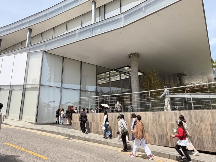 [서울=뉴시스] 유지담 인턴기자 = 한남동 꼼데가르송 건물 뒤편 골목에 위치한 '리움미술관' 전시를 보기 위해 사람들이 모여들고 있다. *재판매 및 DB 금지