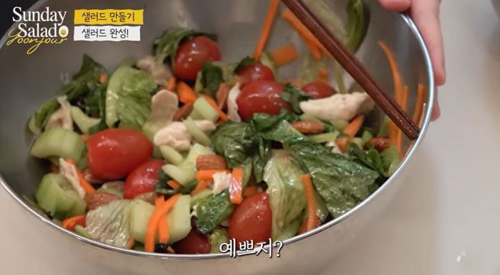 [서울=뉴시스] 모델 장윤주가 자신의 유튜브 채널을 통해 아침 식단을 공개했다. 맛과 영양 균형이 잘 맞추어져 있어 관심을 끌었다. (사진=장윤주 유튜브 캡처) *재판매 및 DB 금지