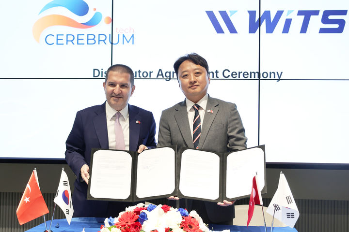 (왼쪽부터) 에르뎀 에르쿨(Erdem Erkul) 세레브럼 테크 회장, 김응태 위츠 대표가 기념사진 촬영을 하고 있다. (사진=위츠) *재판매 및 DB 금지