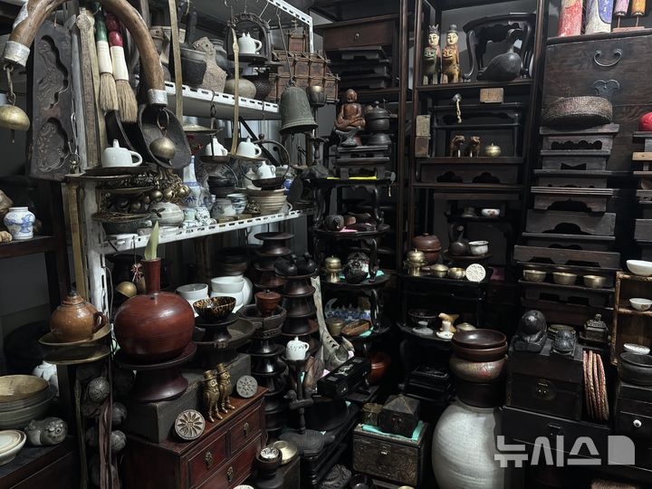 [서울=뉴시스] 유하영 인턴기자= 27일 서울 동대문구 답십리 고미술상가 내에 위치한 '대덕당'의 모습. 오래된 골동품들이 쌓여있다.2026.04.27.