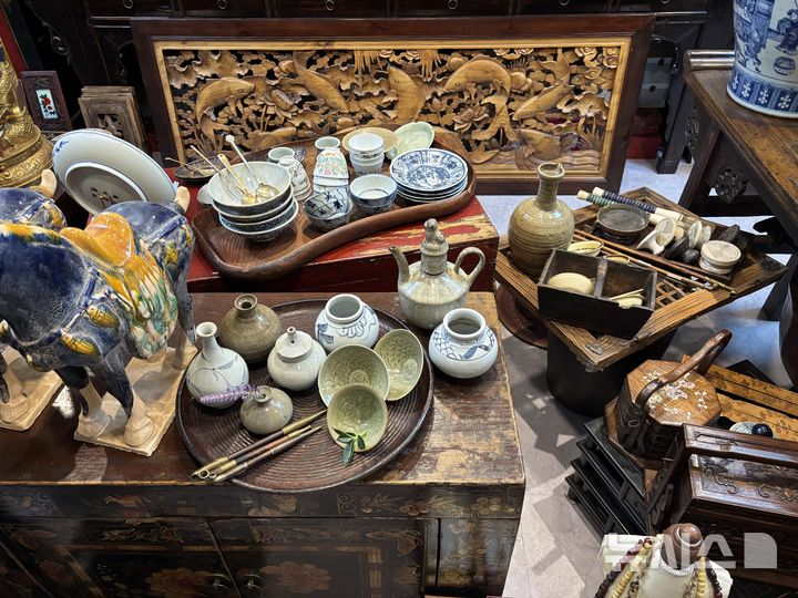 [서울=뉴시스] 유하영 인턴기자= 27일 서울 동대문구 답십리 고미술상가 내 한 상점에 수백 년 된 식기류가 진열돼있다. 2026.04.27.
