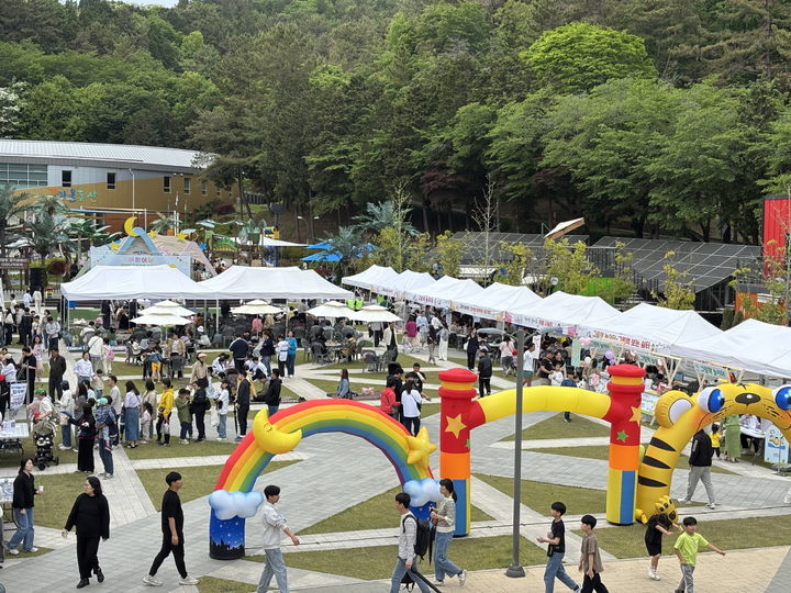 [진주=뉴시스] 경남 진주시 진양호공원 어린이날 행사. (사진=진주시 제공) 2026.04.28. photo@newsis.com *재판매 및 DB 금지