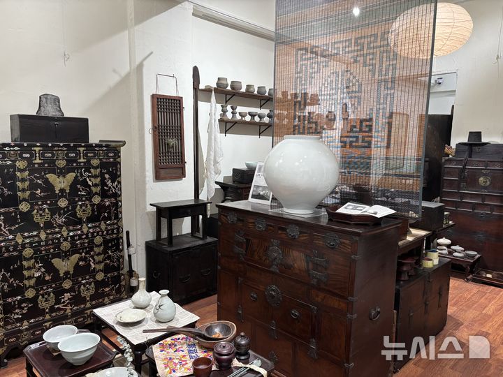 [서울=뉴시스] 유하영 인턴기자= 27일 답십리 고미술상가내 위치한 고미술 상점 '가화'의 모습. 달항아리의 좌측 벽면으로는 1300년됐다는 토기들이 줄지어 전시되어 있다.2026.04.27.