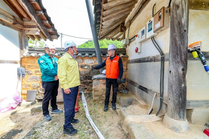 [함안=뉴시스] 조근제 경남 함안군수 문화유산 집중안전점검. (사진=함안군 제공) 2026.04.28. photo@newsis.com *재판매 및 DB 금지