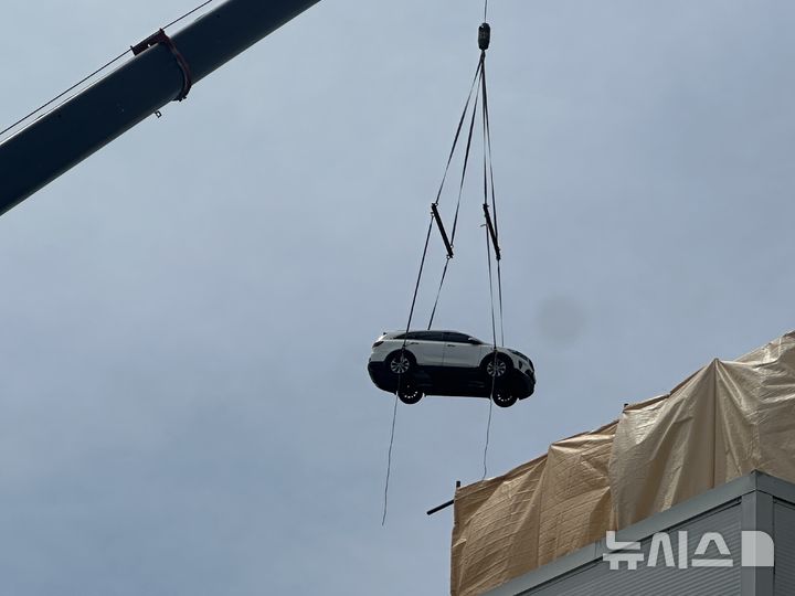 [대전=뉴시스] 김도현 기자 = 대전 안전공업 화재로 피해를 입은 차량이 28일 대전 대덕구 문평동 안전공업 동관 공장에서 인양되고 있다. 2026.04.28. kdh1917@newsis.com