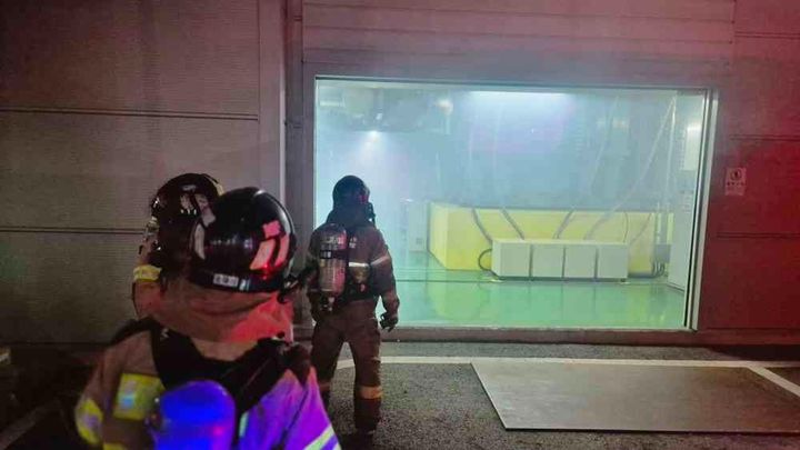 [천안=뉴시스] 28일 낮 12시50분께 충남 천안 서북구 백석동의 한 반도체 공장서 불이 나 소방대원들이 진화에 나서고 있다. (사진=천안서북소방서 제공) 2026.04.28. photo@newsis.com *재판매 및 DB 금지