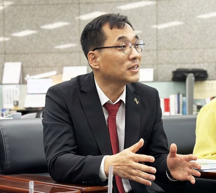 [대전=뉴시스] 김양수 기자 = 28일 이상익 산림청 산림산업정책국장이 정부대전청사 기자실에서 임도설치법 제정 취지에 대해 설명하고 있다. kys0505@newsis.com *재판매 및 DB 금지