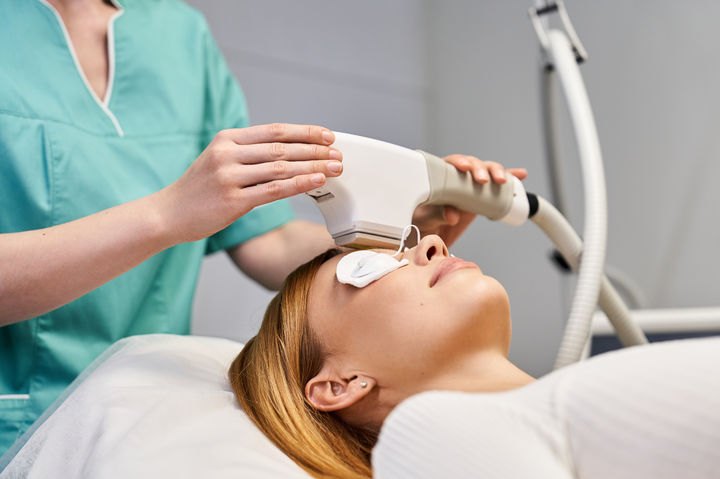 [서울=뉴시스] 지난 25일 코미디 프로그램 'SNL 코리아'가 피부과 문제를 풍자한 에피소드를 공개하면서 화제가 됐다. 해당 에피소드는 미용 목적 외 진료를 거부하는 피부과의 모습을 지적하고 있다. (사진=유토이미지)