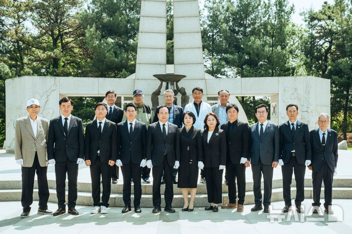 [오산=뉴시스] 6.3 전국동시지방선거에 출마한 국민의힘 예비후보 및 관계자들이 현충탑 참배후 기념사진을 찍고 있다. (시진=국민의히 오산시장 예비후보 이권재 선거사무실 제공) 2026.04.28.photo@newsis.com 