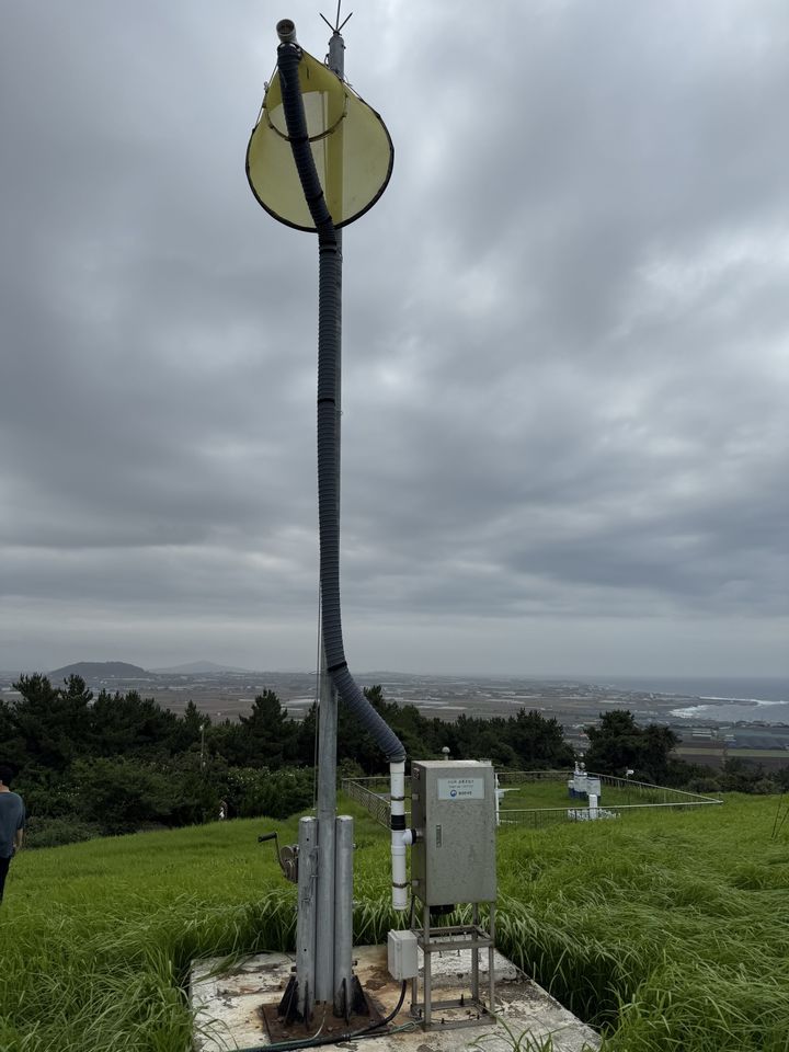 [제주=뉴시스] 제주시 한경면에 설치된 매개곤충 공중포집기. (사진=제주도 제공) photo@newsis.com *재판매 및 DB 금지
