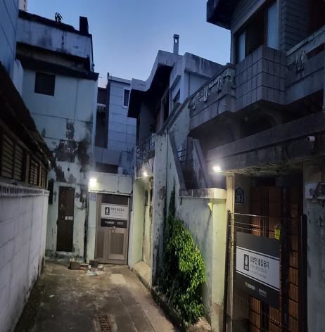 [울산=뉴시스] 옥교동 빈집에 설치한 가림막 안심등 (사진=울산중부경찰서 제공) photo@newsis.com *재판매 및 DB 금지