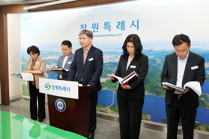 [창원=뉴시스] 장승진 경남 창원시 교통건설국장이 28일 창원시청 프레스센터에서 브리핑을 하고 있다. (사진=창원시 제공) 2026.04.28. photo@newsis.com *재판매 및 DB 금지