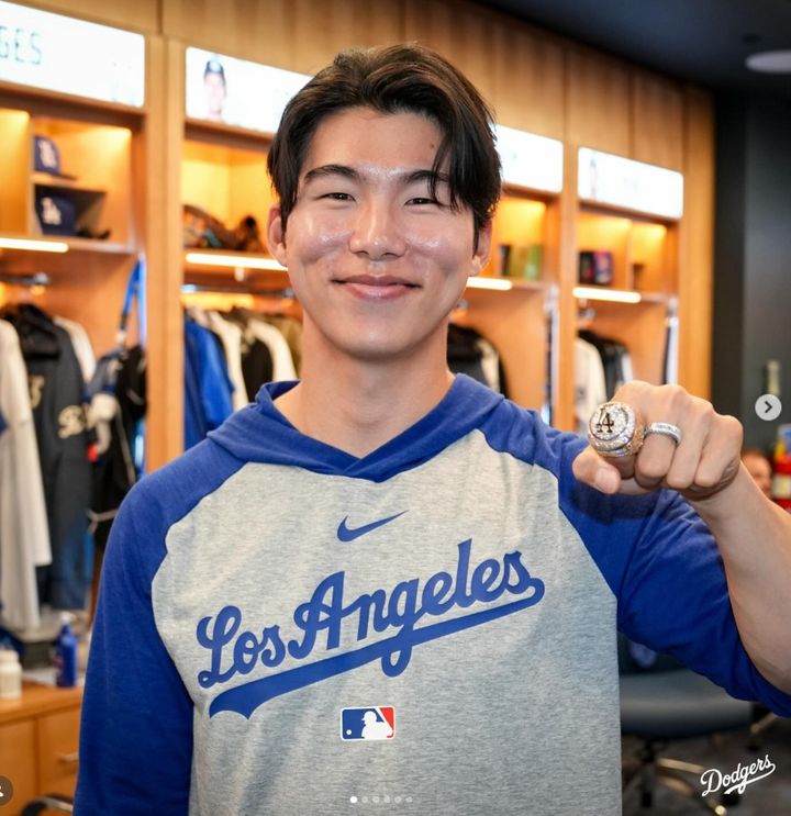 [서울=뉴시스] 2025년 월드시리즈 우승 반지 전달받은 LA 다저스의 김혜성. (사진 = LA 다저스 구단 공식 인스타그램 캡처) *재판매 및 DB 금지