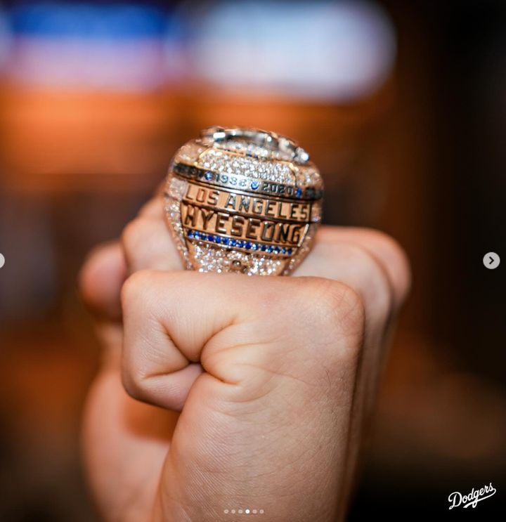 [서울=뉴시스] 2025년 월드시리즈 우승 반지 전달받은 LA 다저스의 김혜성. (사진 = LA 다저스 구단 공식 인스타그램 캡처) *재판매 및 DB 금지