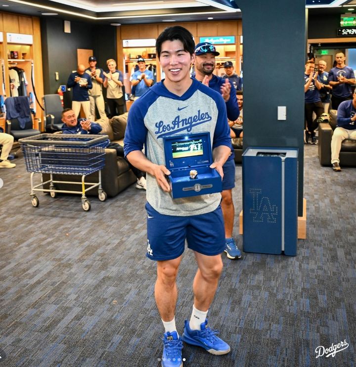 [서울=뉴시스] 2025년 월드시리즈 우승 반지 전달받은 LA 다저스의 김혜성. (사진 = LA 다저스 구단 공식 인스타그램 캡처) *재판매 및 DB 금지