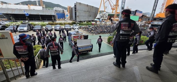 [거제=뉴시스] 신정철 기자= 전국금속노조 한화오션지회가 28일 오전, 화물차를 대기시키고 한화오션 제조총괄 사무실에서 컴퓨터, 의자, 전화기 등 집기류 무단반출을 시도하고 있는 모습.(사진=독자 재공).2026.04.28. photo@newsis.com *재판매 및 DB 금지