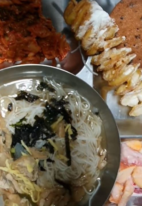 [서울=뉴시스] 영국이 아동 비만 예방을 위해 급식 메뉴 개편에 나선 가운데 영국 데일리 메일은 한국의 수준 높은 급식에 주목했다. (사진=틱톡 캡처 @nakimm_) *재판매 및 DB 금지