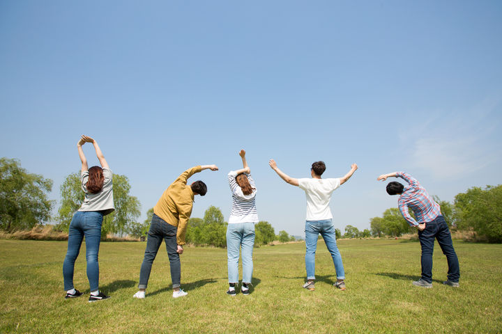 [서울=뉴시스] 간단하면서도 활력 있는 10분 아침 운동인 '라디오 체조(Radio Taiso)'가 일본의 초고령 사회를 지탱하는 핵심 동력으로 주목받고 있다. (사진=유토이미지) *재판매 및 DB 금지