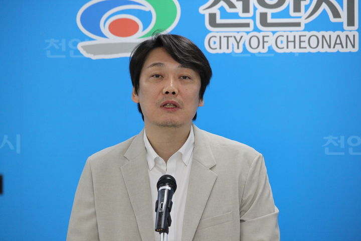 [천안=뉴시스] 최영민 기자=개혁신당 이성진 천안시장 예비후보가 28일 오전 천안시청 브리핑실에서 기자회견을 하고 있다. 2026.04.28 ymchoi@newsis.com *재판매 및 DB 금지