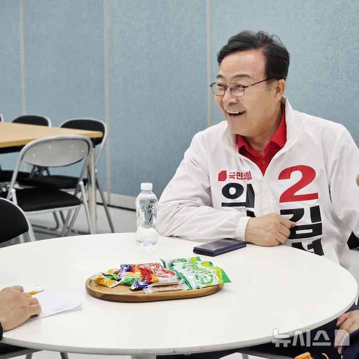 [의왕=뉴시스] 김성제 후보가 경선 과정에서 불거진 '건강 이상설'을 일축하며 환하게 웃고 있다. (사진=선거사무소 제공).