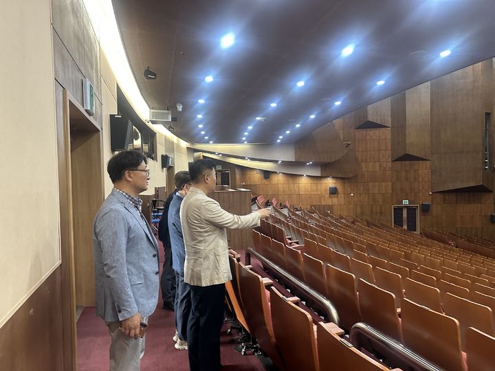 [전주=뉴시스] 김상형 전북경찰청 공공안전부장이 제27회 전주국제영화제 개막식이 열리는 전북 전주시 한국소리문화의전당에서 현장 점검을 위해 내부 공연장을 둘러보고 있다. (사진=전북경찰청 제공) 2026.04.28. photo@newsis.com *재판매 및 DB 금지