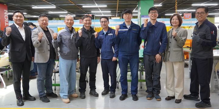 [울산=뉴시스] 울산폴리텍대학 재학생 기능장 대거 합격. 사진 왼쪽부터 정종민 산학협력처장, 김도경 교학처장, 황두형·김태봉 배관기능장, 정병천·이병대·우정욱 용접기능장, 정명숙 학장, 권순두 학과장 (사진=울산폴리텍대학 제공) photo@newsis.com *재판매 및 DB 금지