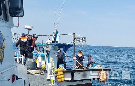[제주=뉴시스] 제주해양경찰서 구명조끼 미착용 어선 적발 자료사진. (사진=제주해양경찰서 제공) 2026.04.28. photo@newsis.com