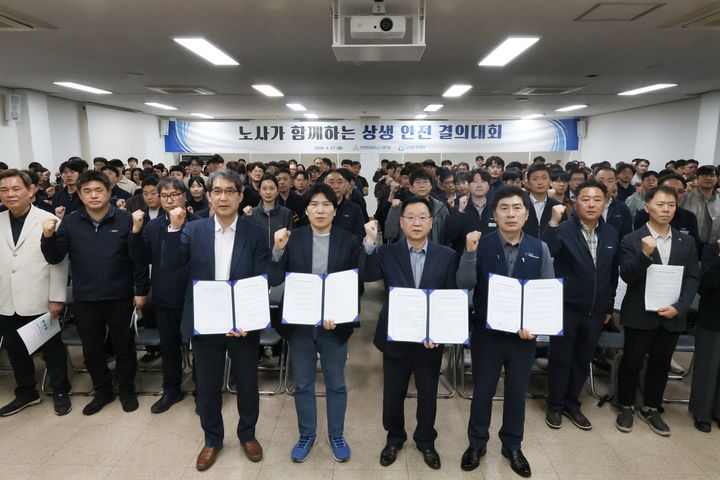 김성훈(맨 앞줄 오른쪽에서 두번째) 인천환경공단 이사장과 직원들이 안전결의문 발표하고 기념촬영을 하고 있다. (사진=인천환경공단 제공) 2026.04.28. photo@newsis.com *재판매 및 DB 금지