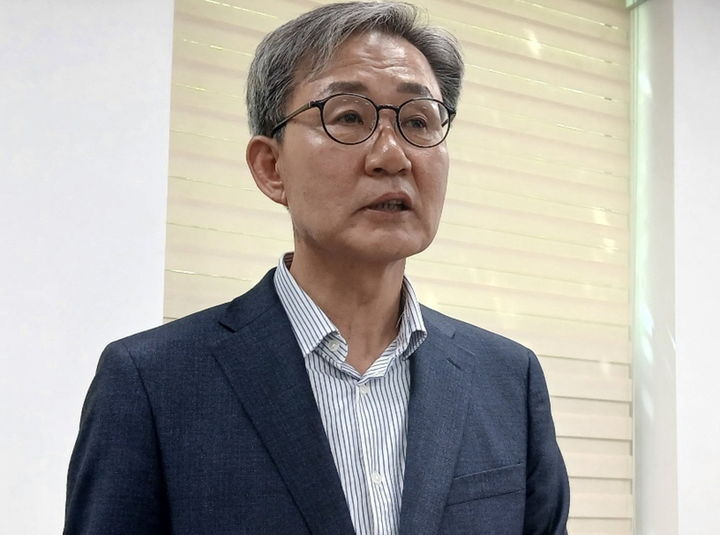 [대전=뉴시스] 조명휘 기자 = 이은구 더불어민주당 허태정 대전시장 후보 선대위 공동 정책본부장이 28일 오후 대전시의회 기자실에서 복지공약을 발표하고 있다. 2026.04.28. photo@newsis.com *재판매 및 DB 금지