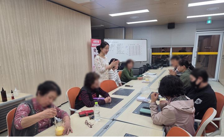 [밀양=뉴시스] 삼랑진읍 행정복지센터에서 내 손으로 만드는 천연화장품 교실을 운영하고 있다. (사진=밀양시 제공) 2026.04.28. photo@newsis.com *재판매 및 DB 금지