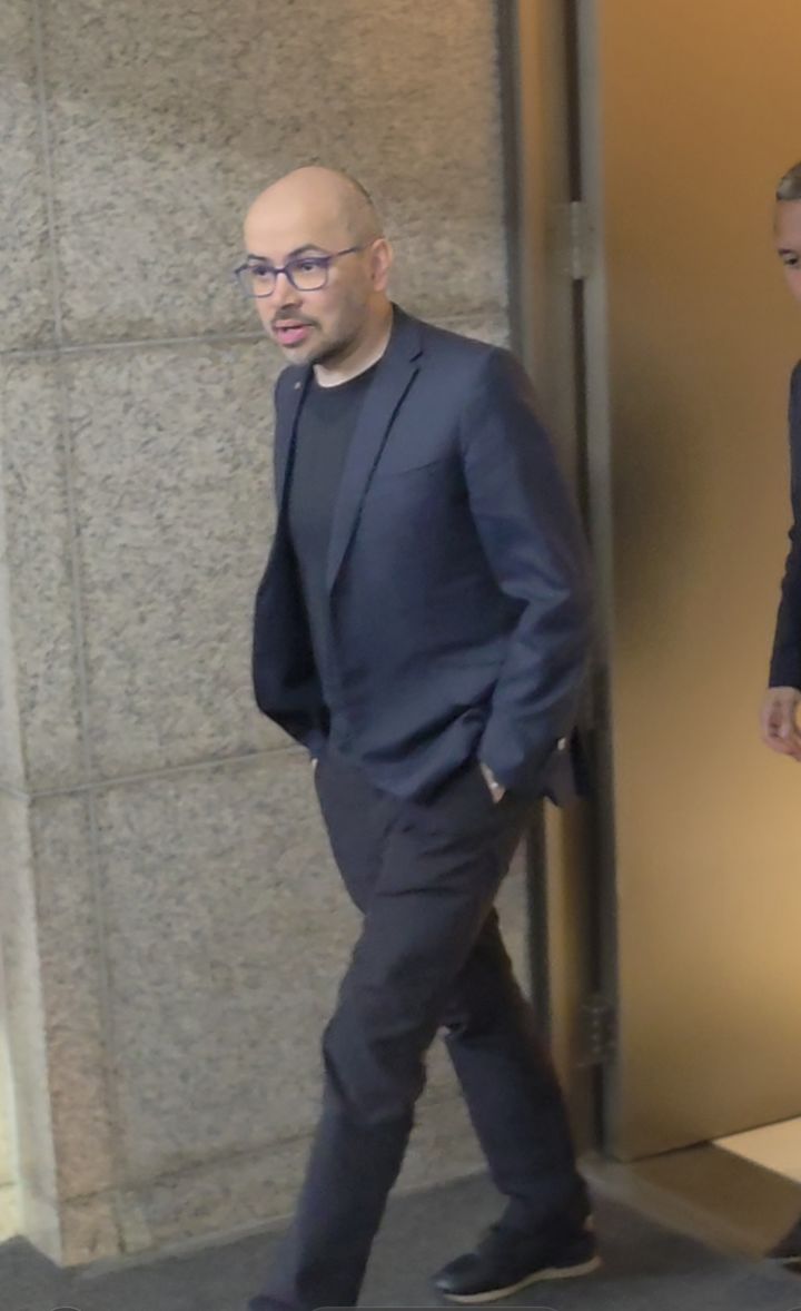 [서울=뉴시스] 홍세희 기자 = 구광모 LG그룹 회장과 회동을 마친 데미스 하사비스 구글 딥마인드 공동 창업자 겸 최고경영자(CEO)가 28일 오후 여의도 LG트윈타워를 나서고 있다. 2026.04.28. hong1987@newsis.com *재판매 및 DB 금지