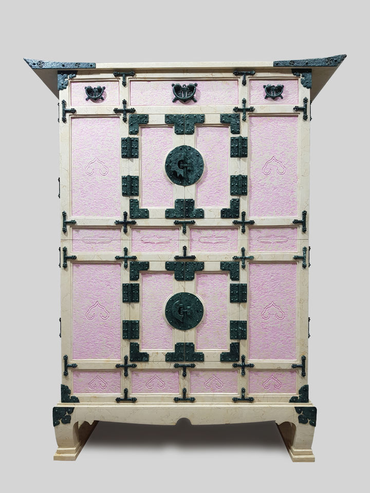 권창남, 그리워하다 16, 2022, 노란대리석, 분홍색 상감, 145 × 113.5 × 45.4 cm *재판매 및 DB 금지