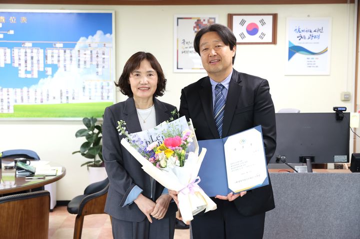 [광명=뉴시스] 최혜민 광명시장 권한대행(사진 왼쪽)이 28일 광명시 부시장 집무실에서 열린 신임 광명시청소년수련관장 임용식에서 김형기 신임 관장과 기념촬영을 하고 있다.(사진=광명시 제공) 2026.04.28.photo@newsis.com *재판매 및 DB 금지