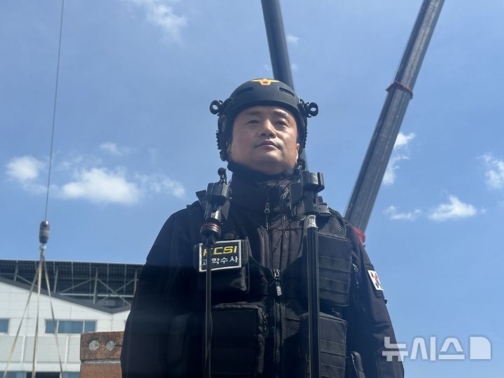 [대전=뉴시스] 김도현 기자 = 대전경찰청 강재석 과학수사계장이 28일 오후 대전 대덕구 문평동 안전공업 공장에서 철거 작업과 관련한 인터뷰를 진행하고 있다. 2026.04.28. kdh1917@newsis.com