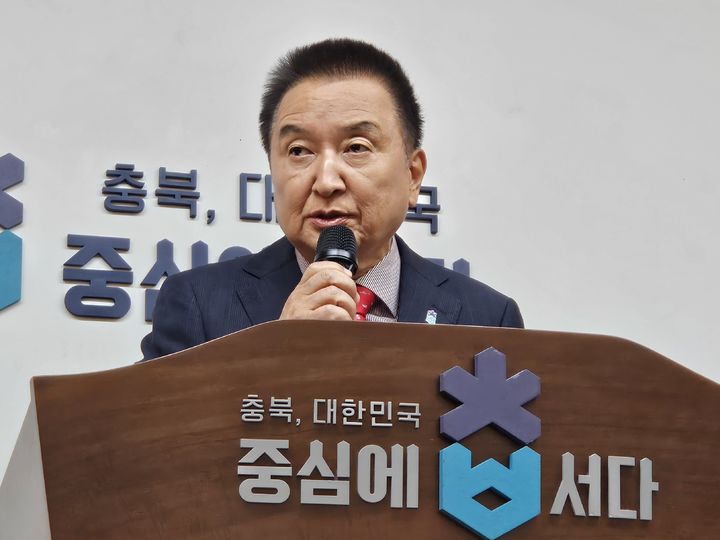 [청주=뉴시스] 이도근 기자= 김영환 충북지사가 28일 청주시 상당구 문화동 충북도청에서 기자회견을 열어 6.3 지방선거 출마와 관련한 입장을 밝히고 있다. *재판매 및 DB 금지
