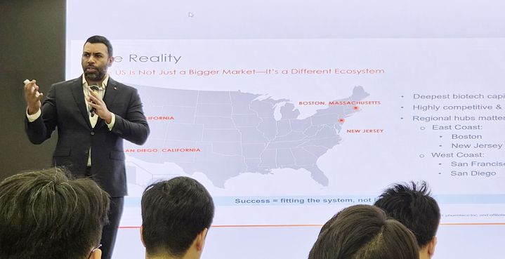 [대전=뉴시스] 28일 인천스타트업파크에서 열린 '2026 바이오 분야 글로벌 오픈이노베이션 네트워킹' 행사에서 아비난디 SK 팜테코 총괄이 글로벌 시장 진출을 위한 전략을 소개하고 있다.(사진=특구재단 제공) *재판매 및 DB 금지