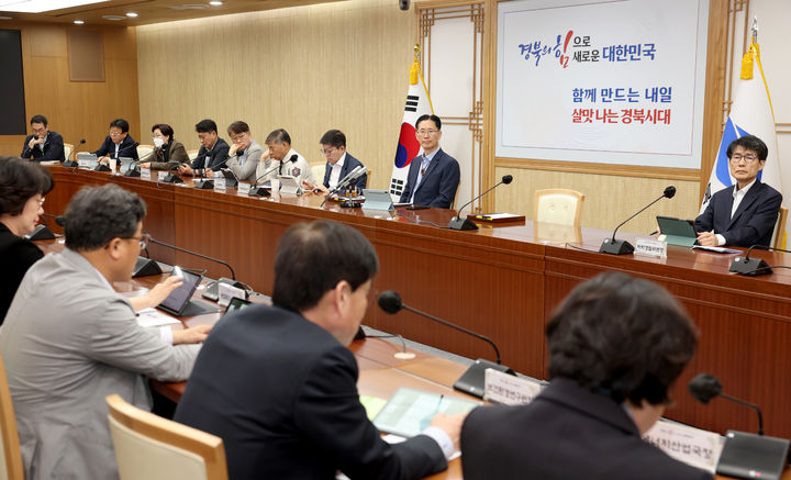 [안동=뉴시스] 경북도가 28일 황명석 경북도지사 권한대행 주재로 '내년도 국비 확보 추진 사업 2차 보고회'를 열고 있다. (사진=경북도 제공) 2026.04.28. photo@newsis.com *재판매 및 DB 금지