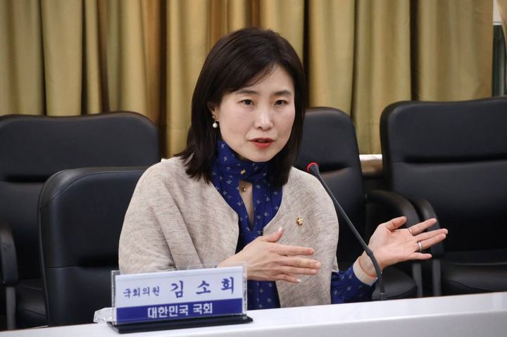 [태안=뉴시스] 김소희 국민의힘 국회 기후에너지환경노동위원회 소속 의원이 지난 27일 한국서부발전 태안발전본부를 찾아 '석탄화력 특별법' 심사를 앞두고 태안화력 폐쇄에 따른 현장 상황을 점검하며 발언하고 있다. (사진=김소희 국회의원실 제공) 2026.04.28. photo@newsis.com *재판매 및 DB 금지