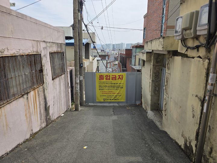 [대구=뉴시스] 대구 효목2동 재개발 구역에 설치된 출입 통제용 범죄예방 펜스. (사진=대구 동부경찰서 제공) 2026.04.28. photo@newsis.com *재판매 및 DB 금지