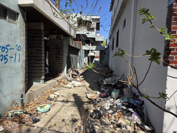 [대구=뉴시스] 대구 효목2동 재개발 구역에 방치된 쓰레기. (사진=대구 동부경찰서 제공) 2026.04.28. photo@newsis.com *재판매 및 DB 금지