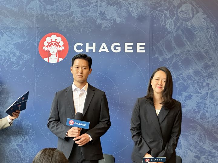 [서울=뉴시스] 이혜원 기자 = 28일 오전 서울 강남구 '차지 강남 플래그십 스토어'에서 차지의 한국 진출을 앞두고 열린 기자간담회에서 김좌현 차지코리아 대표(왼쪽)와 김정희 차지코리아 마케팅총괄이 발언하고 있다. *재판매 및 DB 금지