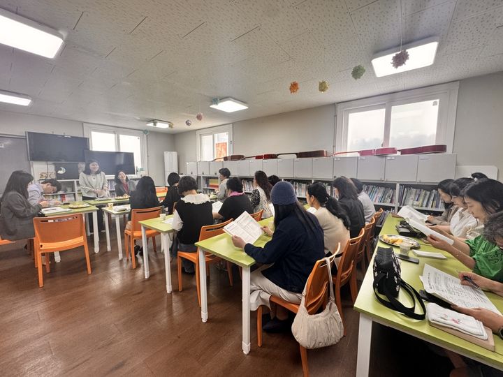 [밀양=뉴시스] 맞춤형 운영 모델 개발과 기존 돌봄 시설 간 유기적인 연계 방안을 논의하고 있다. (사진=밀양시 제공) 2026.04.28. photo@newsis.com *재판매 및 DB 금지