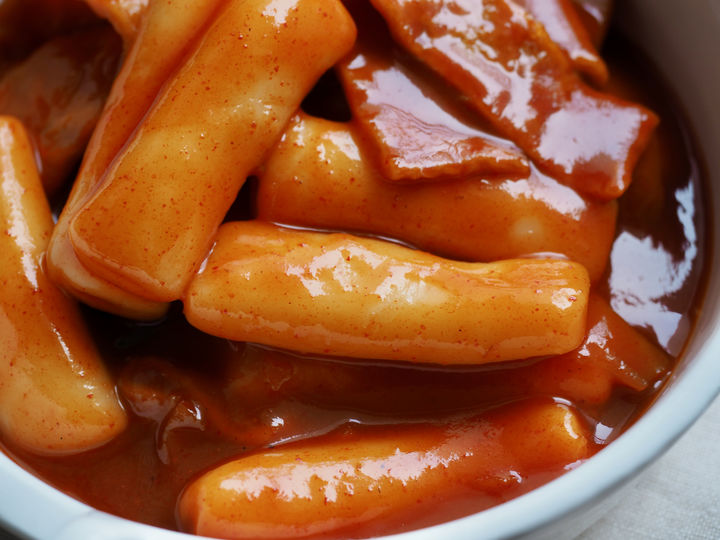 [서울=뉴시스] 최근 떡볶이에서 죽은 바퀴벌레가 발견됐다는 제보가 확산하고 있다. 논란이 커지자 삼첩분식 측은 공식 사과문을 올렸다. 사진은 이해를 돕기 위한 이미지. (사진=유토 이미지) *재판매 및 DB 금지