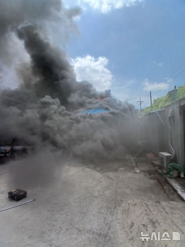 [진천=뉴시스] 28일 충북 진천군의 한 단독주택에서 불이나 검은 연기가 치솟고 있다. (사진= 진천소방서 제공) 2026.04.28. photo@newsis.com *재판매 및 DB 금지