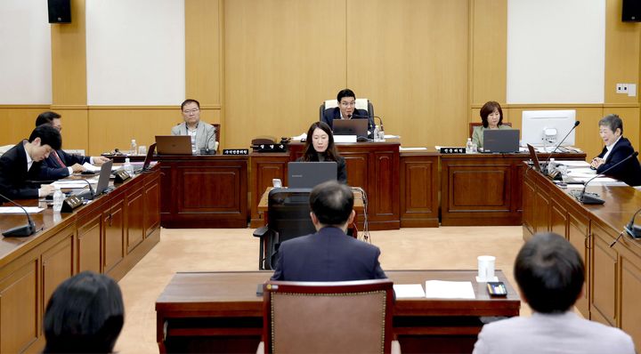[대전=뉴시스] 조명휘 기자 = 대전시의회 행정자치위원회가 28일 회의를 열고 '자치구의회 지역구의 명칭·구역 및 의원정수조례 일부개정조례안'을 심의하고 있다. (사진= 대전시의회 제공) 2026.04.28. photo@newsis.com *재판매 및 DB 금지