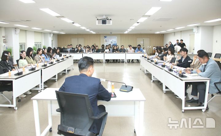 [안양=뉴시스] 안양시가 지난 27일 시청 3층 상황실에서 AI 업무혁신 아이디어 데모데이를 열고 있다. (사진=안양시 제공).2026.04.28. photo@newsis.com